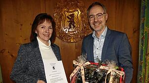 Johanna Dudzinski-Tann erhält die Staufer-Medaille. Mit ihr und für die Gemeinde freut sich Bürgermeister Martin Rupp, der ein Präsent ...