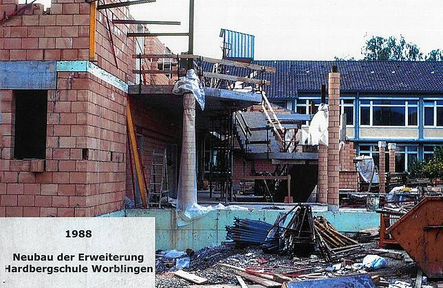 Die Hardbergschule in Worblingen wurde 1987/88 erweitert. Im Hintergrund das alte Schulgebäude.