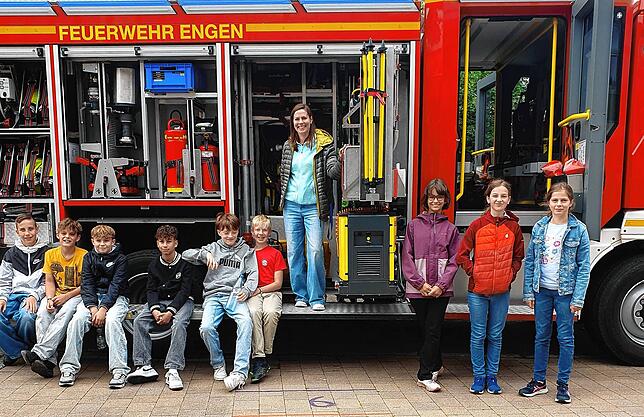 Biologie-Lehrerin Claudia Neubrand (Mitte) hatte die Organisation des Katastrophenschutztags am Gymnasium Engen federführend in der Hand.