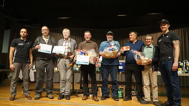 Mit 144 Spielern ist das Preiscego in Rötenbach fast rekordverdächtig. Von links David Fehrenbach, Sieger Herbert Kreutter, Jürgen ...