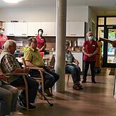Pater Joseph (rechts) sang und betete zum Jubiläum mit den Gästen und dem Team der Tagespflege.