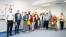 Die SÜDKURIER- und Alb-Bote-Leserinnen und -Leser bei der Besichtigung des Klinik-Anbaus mit (von links) Klinik-Geschäftsführer ...