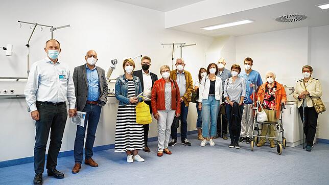 Die SÜDKURIER- und Alb-Bote-Leserinnen und -Leser bei der Besichtigung des Klinik-Anbaus mit (von links) Klinik-Geschäftsführer ...