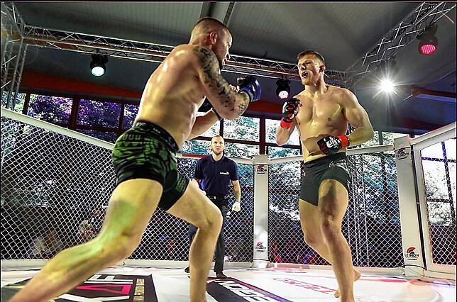 Neben dem Grappling will Rafail Sappidis (rechts) auch im MMA als Profi durchstarten. Hier ist er bei einem seiner Käfig-Kämpfe beim bei ...