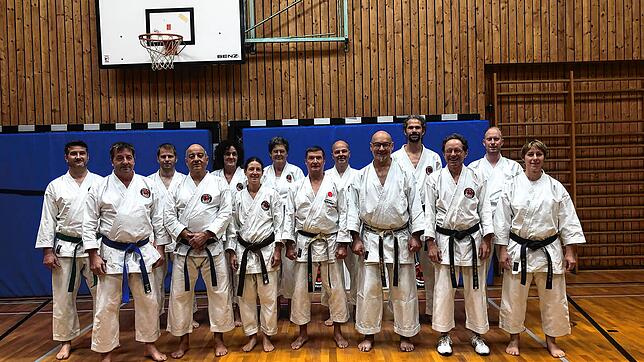 Siegfried Forster (3. von rechts) bei einem Gasshuko, einem Karate-Lehrgang mit Uwe Rupp.