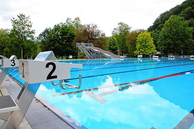 Noch ist das Wasser im Schwimmerbecken ruhig. Am Sonntag, 16. Juni, sind hier bei der Schwimmstaffel Schnelligkeit und Geschicklichkeit ...