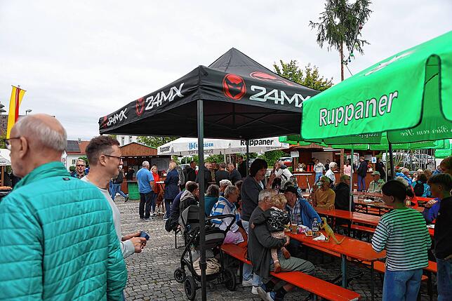 Bild 34: Frühschoppen und Flohmarkt locken die Besucher – so endet das Dingelsdorfer Herbstfest 2024