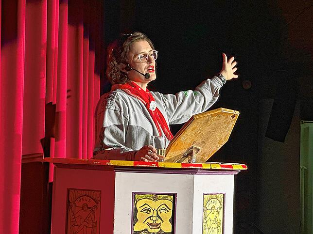 Vorsitzende Daniela Schwarz begrüßt das Publikum traditionell mit einem kräftigen Ruf: „Ur-Viecher“.