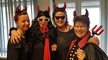 "Die Teuflischen Vier vom SÜDKURIER": Die Redakteurinnen Christina Bömelburg (links) und Katy Cuko (2. von rechts) mit Sekretärin ...