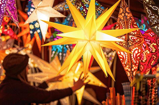 Viele Lichter und gemütliche Atmosphäre – das macht den Besuch auf dem Weihnachtsmarkt perfekt.