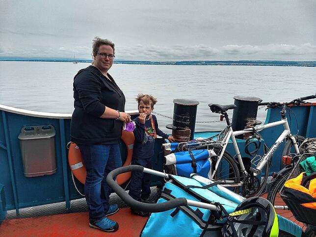 Ina und Lennard Berrischen genießen die Fähre-Überfahrt von Meersburg nach Konstanz. An diesem Tag führt sie ihre Radtour auf die Reichenau.