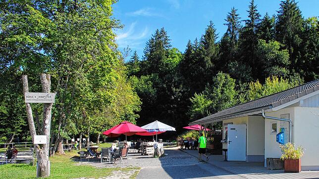 Der Kiosk &bdquo;Nina&lsquo;s ess-Art&ldquo; mit Dusch- und WC-Anlage wird von Wanderern und Radfahrern gern genutzt. Auch eine ...