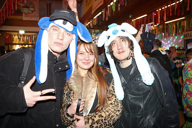 Bild 14: Konstanzer Straßenfasnacht 2025: Auch am Freitagabend wird in den Gassen gefeiert