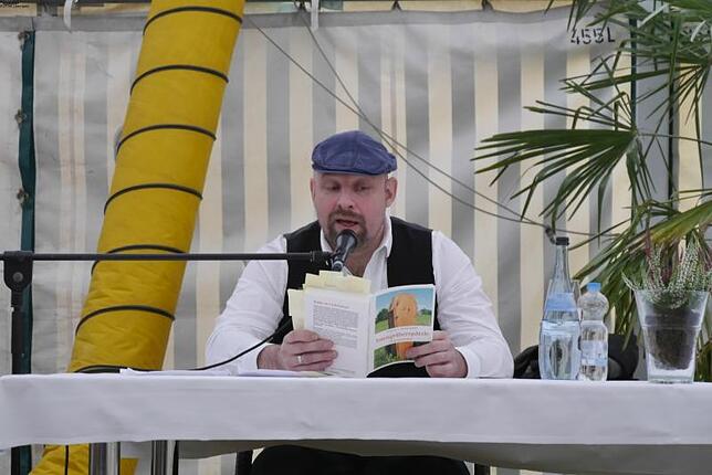 Harald J. Marburger las im Strandbad Krauchenwies im Rahmen von "Sigmaringen liest" aus seinem Krimi "Totengräberspätzle", dessen ...