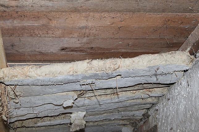 Deckenbretter im Backhaus, umwickelt mit Stroh und mit Lehm verputzt.