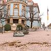 Aufpassen am Sonntag auf dem Rathausplatz: Pferdeäpfel trüben den Fotoblick aufs blaue Rathaus.