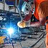 Ein Arbeiter schweißt Metallwerkstücke. Die Südwest-Industrie ist der Jobmotor des Landes. Allein Maschinen und Fahrzeugbau sowie die ...