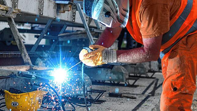 Ein Arbeiter schweißt Metallwerkstücke. Die Südwest-Industrie ist der Jobmotor des Landes. Allein Maschinen und Fahrzeugbau sowie die ...