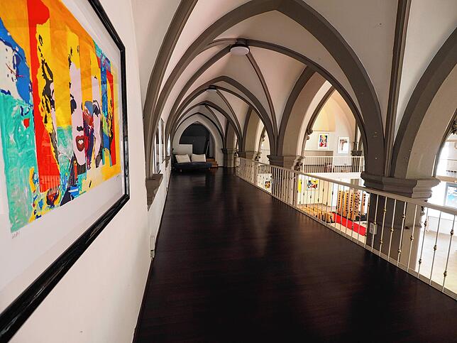 Auch für Ausstellungen – wie hier die Ausstellung „Pop Icons“ mit Werken von James Francis Gill – wurde St. ...