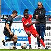 Michael Schilling, der Trainer 1. FC Rielasingen-Arlen, schaut dem Torschützen beim 1:0 über Pforzheim, Nathan Malonga (rechts), ...