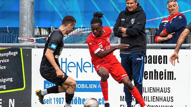 Michael Schilling, der Trainer 1. FC Rielasingen-Arlen, schaut dem Torschützen beim 1:0 über Pforzheim, Nathan Malonga (rechts), ...