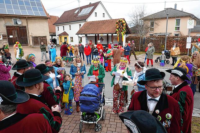 Die Scheese-Wiiber singen dem Elferrat ein Loblied auf Tannheim.