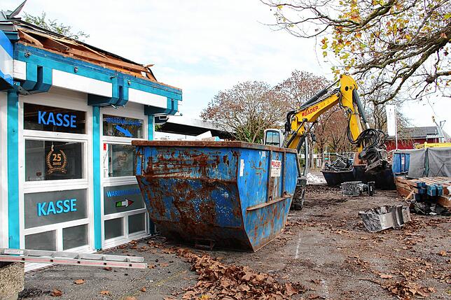 Die Eisdiele &bdquo;Da Toni&ldquo; an der Mole wurde im November 2022 abgerissen.