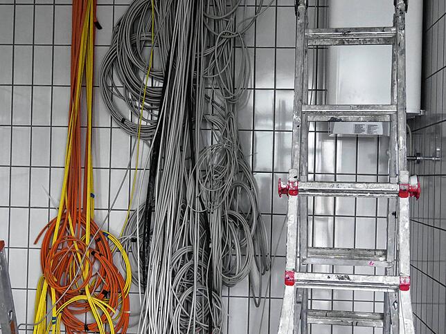 Ein Gewirr an Elektro -und Datenleitungen: Hier ist der Fachmann gefragt, damit dann am Ende auch alles funktioniert.