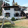 Ein Brand zerstörte in der Nacht vom Dienstag, 31. Juli, auf Mittwoch, 1. August, das historische Hofgut Balisheim in Gaienhofen. Die ...