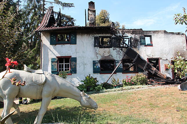 Ein Brand zerstörte in der Nacht vom Dienstag, 31. Juli, auf Mittwoch, 1. August, das historische Hofgut Balisheim in Gaienhofen. Die ...
