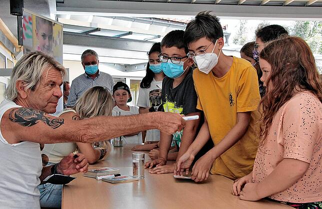 Bild 5: Bilder von der Autogrammstunde von Matthias Reim und Christin Stark in der Nachsorgeklinik Tannheim