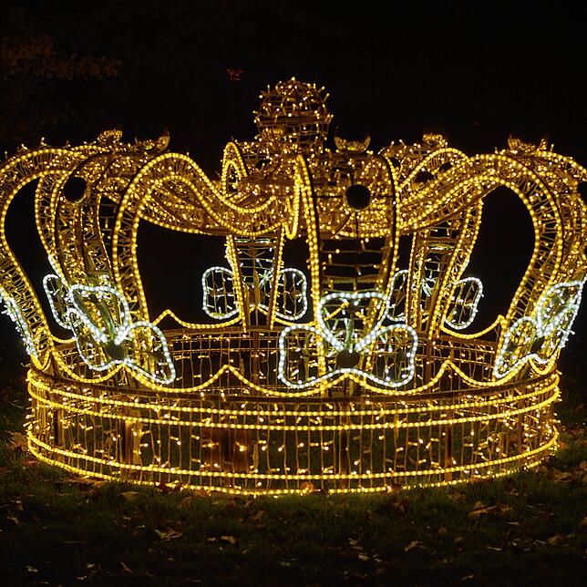 Diese Krone scheint an die königlichen Besuche auf der Insel zu erinnern.