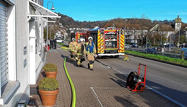 Die Feuerwehr war mit sechs Fahrzeugen angerückt.