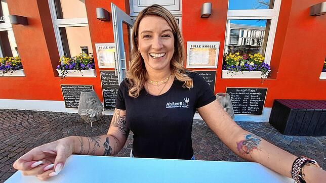 Frohnatur: Anja Nicolai lacht für ihr Leben gerne. Freundlichkeit und Höflichkeit sind für die in der Gastronomie eine ...