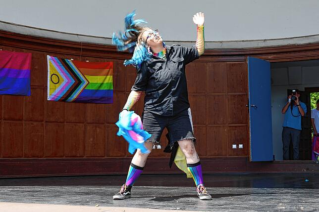 Bild 4: Fotos vom CSD 2025 in Konstanz: Bunte Flaggen, ausgefallene Outfits und klare Statements