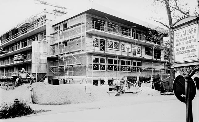 1976: Das neue Gebäude von St. Michael wächst konstant in die Höhe, der Rohbau steht bereits.