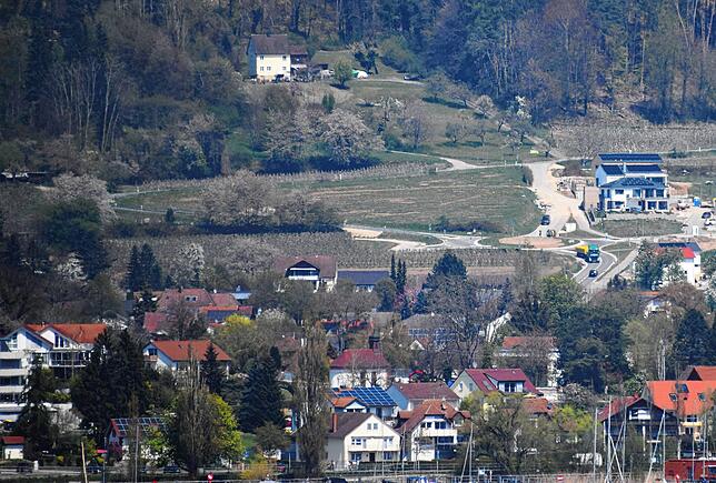 Auf der Fläche, in der Mitte schräg über dem Kreisverkehr soll das Ferienressort Sonnenbühl entstehen. Die Bergstraße führt links im ...