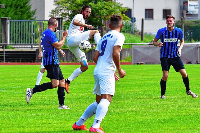 Bild 4: Hier gibt es die Bilder vom 4:1-Sieg des FC Erzingen bei der SG FC Wehr-Brennet