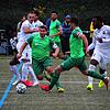 Der Furtwanger Markus Ringwald (am Ball) zieht vorbei an Freund und &bdquo;Feind&ldquo;. Die Schonacher Elvin Kljajic (links) und Gildas ...