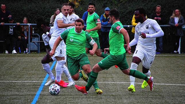 Der Furtwanger Markus Ringwald (am Ball) zieht vorbei an Freund und &bdquo;Feind&ldquo;. Die Schonacher Elvin Kljajic (links) und Gildas ...