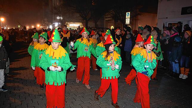 Bild 1: Mit dem Butzenlauf wird die Straßenfasnacht eingeläutet
