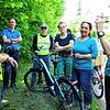 Haltepunkt Aachweg/Hummelweg: Hier diskutierten die Teilnehmer, ob eine Asphaltierung auf einem Teilstück sinnvoll ist. Links im Bild ...