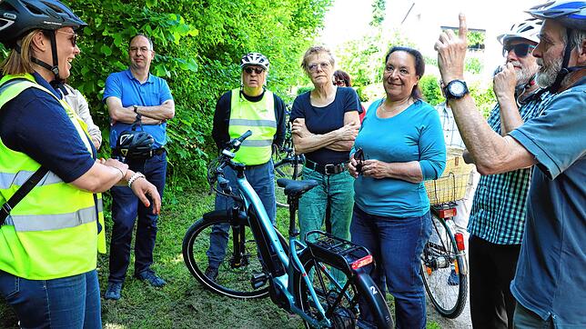 Haltepunkt Aachweg/Hummelweg: Hier diskutierten die Teilnehmer, ob eine Asphaltierung auf einem Teilstück sinnvoll ist. Links im Bild ...