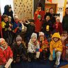 Eine Unterrichtsstunde in Sachen alemannischer Fasnacht erhielten die Zweitklässler der Schlüchttal-Schule bei den Stiegele Chatzen im ...