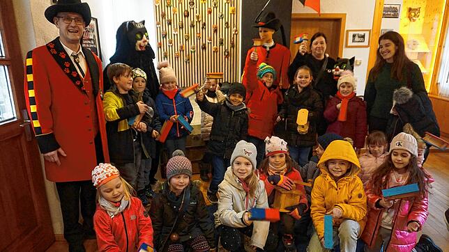 Eine Unterrichtsstunde in Sachen alemannischer Fasnacht erhielten die Zweitklässler der Schlüchttal-Schule bei den Stiegele Chatzen im ...