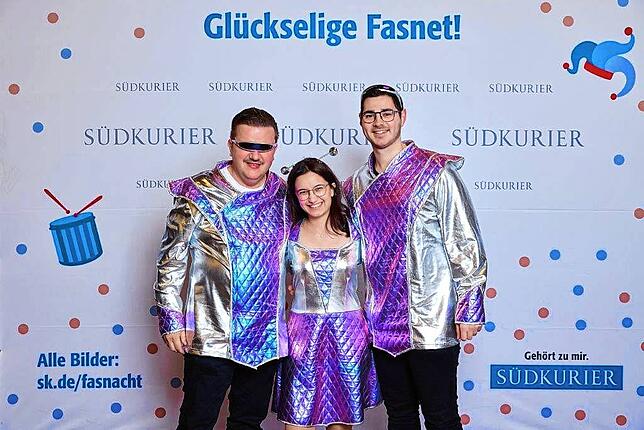 Bild 2: Bilder der SWR-Fasnacht: Narren glänzen vor der SÜDKURIER-VIP-Wand im Konzil