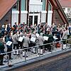 Grau-Blau-grün: Die drei Musikvereine aus der Gemeinde Deggenhausertal geben gemeinsam auf dem Balkon des Feuerwehrgerätehauses ein ...