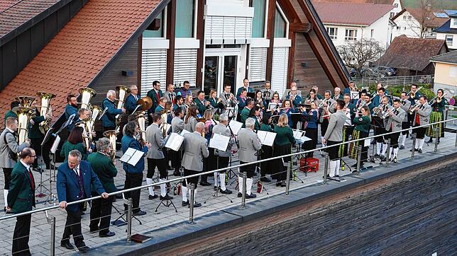 Grau-Blau-grün: Die drei Musikvereine aus der Gemeinde Deggenhausertal geben gemeinsam auf dem Balkon des Feuerwehrgerätehauses ein ...