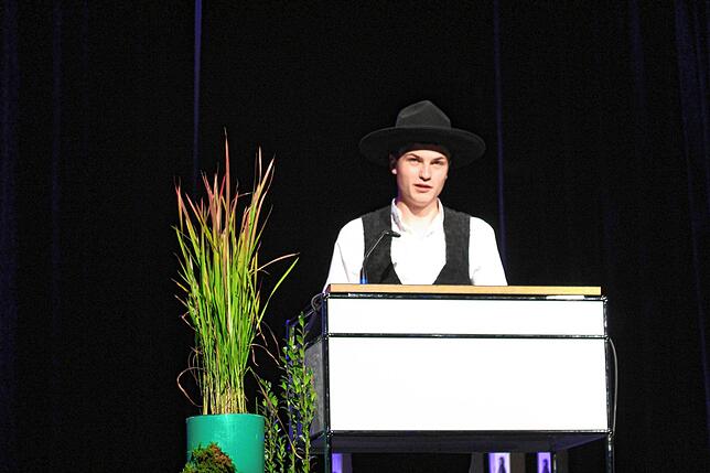 Im Namen aller neuen Gesellinnen und Gesellen richtet Zimmerer Lucas Amann den Dank an die Ausbildungsbetriebe und an die Lehrer in den ...
