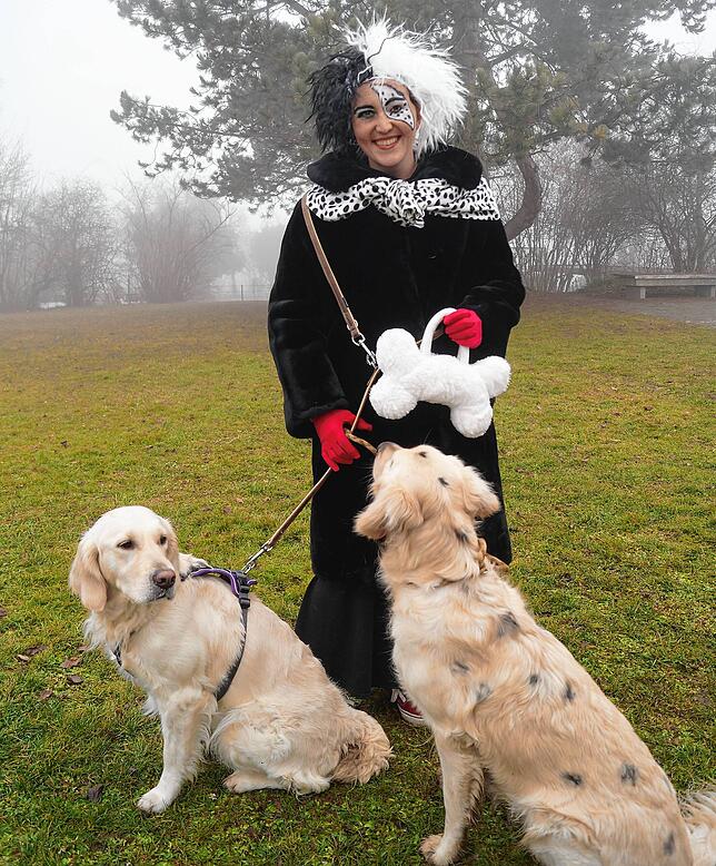 Als Cruella de Vil aus dem Film „101 Dalmatiner“ verkleidet, beobachtet Monika Graf die Befreiung der Stettener Schüler ...